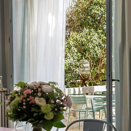 Bed and Breakfast Maison Douce Αρλ